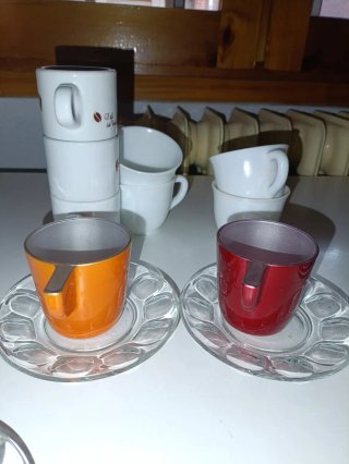 Tazas y platos de cerámica y porcelana