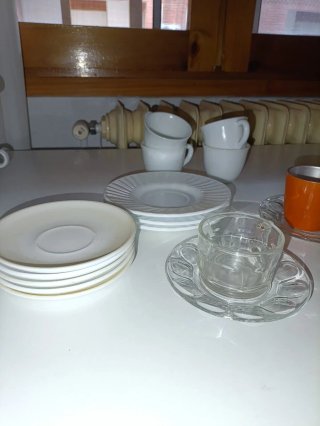 Tazas y platos de cerámica y porcelana