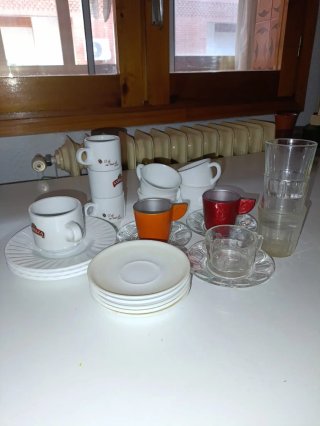 Tazas y platos de cerámica y porcelana