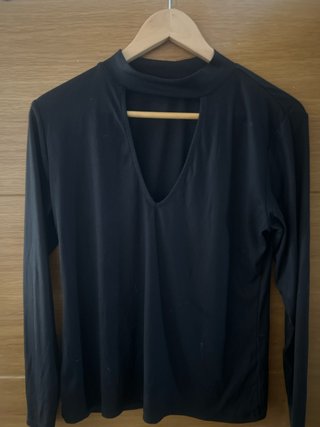Blusa manga larga negra con escote