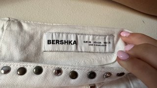 Pantalón blanco con tachuelas