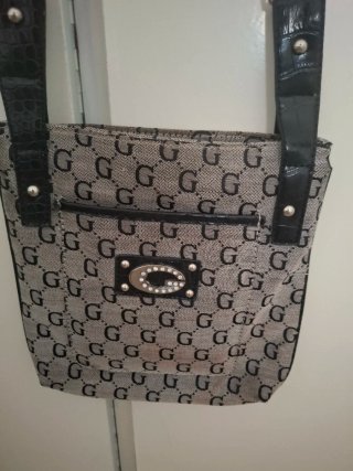 Bolso bandolera Guess G gris y negro