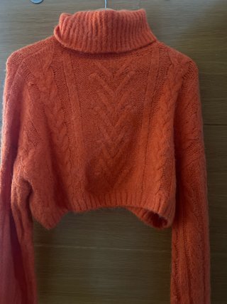 Jersey naranja cuello alto trenzado