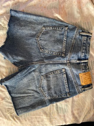 Pantalón corto vaquero desgastado