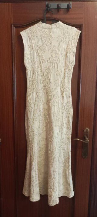 Vestido beige de verano con textura