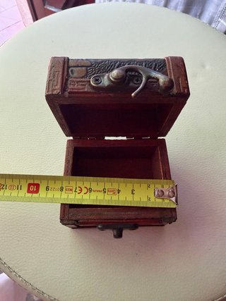 Joyero de madera tallada
