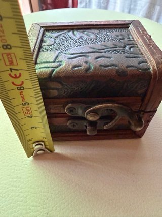 Joyero de madera tallada