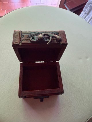 Joyero de madera tallada