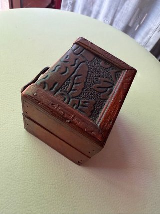 Joyero de madera tallada