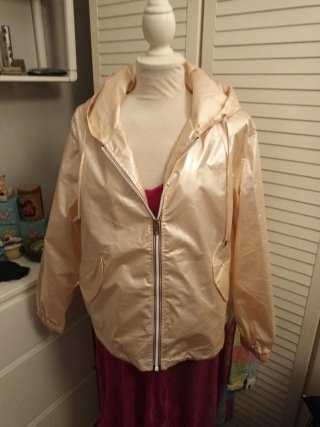 Blazer dorado y rosa con capucha