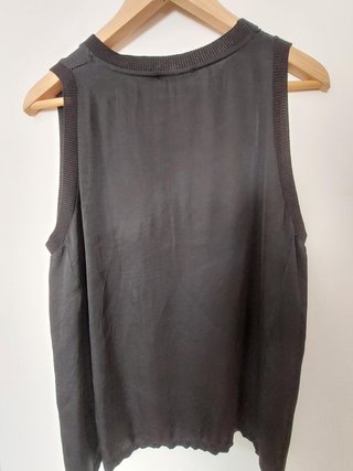 Top negro fluido sin mangas T42