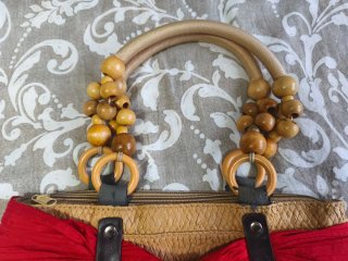 Bolso rojo con asas de madera y cuentas