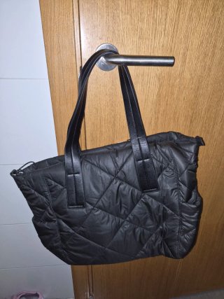 Bolso negro acolchado
