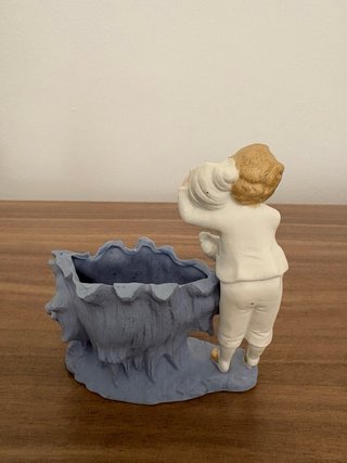 Figura de porcelana niño con caracola