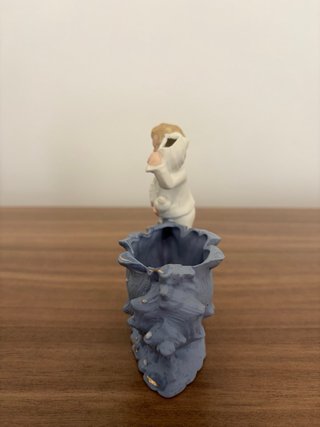 Figura de porcelana niño con caracola