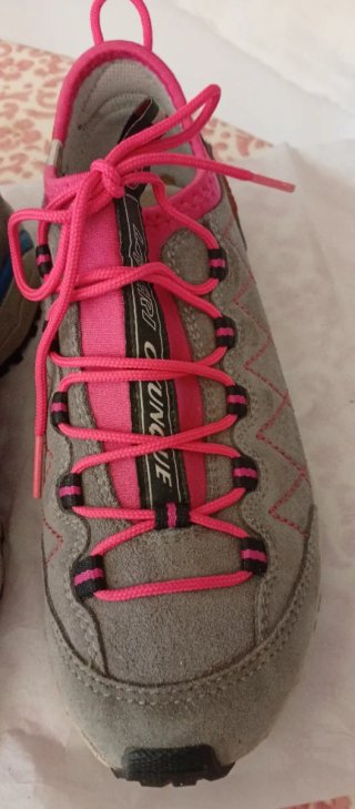 Scarponcini trekking n. 36 con suola Vibram.