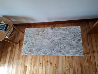 Mesa auxiliar mármol y madera