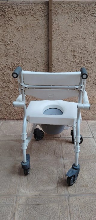 Silla minusválidos y enfermos, nueva vale 500€.