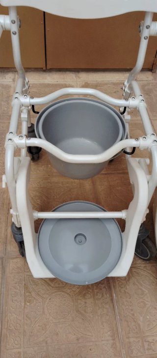 Silla minusválidos y enfermos, nueva vale 500€.