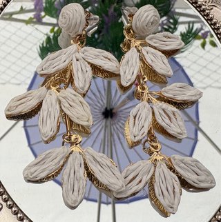 Pendientes dorados con detalle blanco