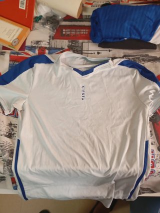 Camiseta Kipsta blanca y azul