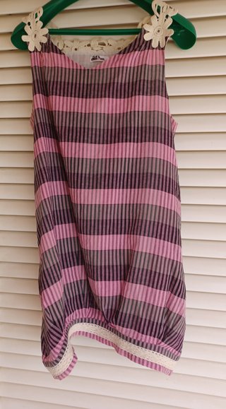 Vestido mini a rayas, tonos rosa.