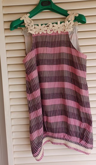 Vestido mini a rayas, tonos rosa.
