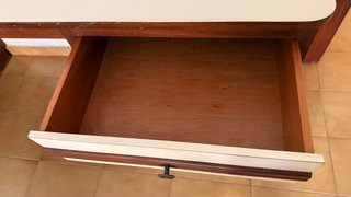 Mesita de noche de madera con cajones