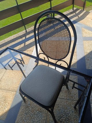 Conjunto de mesa y sillas de hierro forjado
