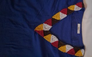 Túnica azul con abalorios multicolor