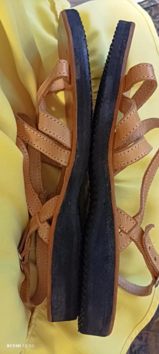 Sandalias de cuero beige y marrón