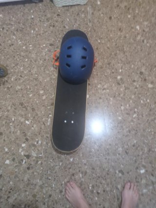 Monopatín y Casco Usado Poco