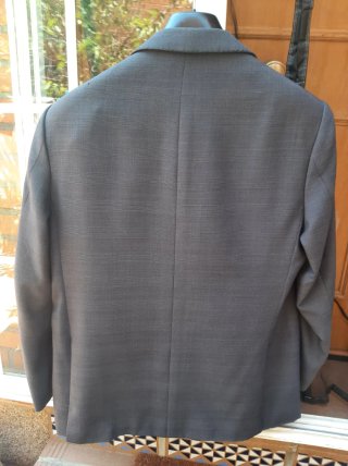 Traje de hombre gris con cuadros