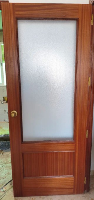 Puerta madera con cristal