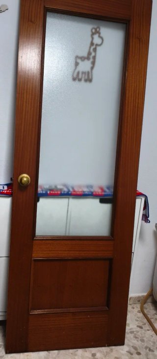 Puerta madera con cristal y pomo