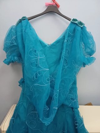 Vestido de fiesta azul con bordados