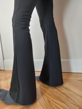 Pantalón negro campana flare elástico