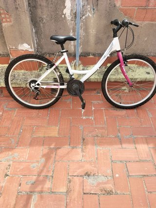 Bicicleta infantil rosa y blanca