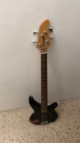 Bajo Yamaha