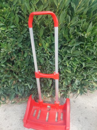 Carrito rojo para mochila