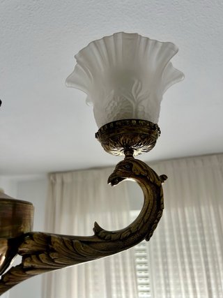 Lámpara de techo antigua dorada con tulipas
