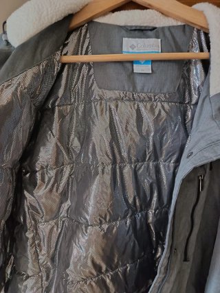 Abrigo Columbia con capucha gris