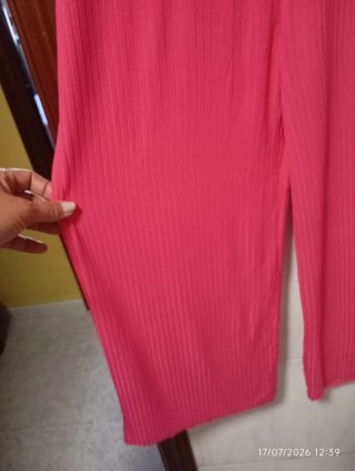 Mono fucsia con botones