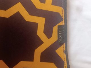 Neceser estampado geométric negro y dorado