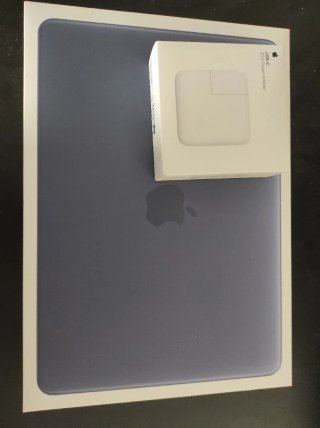 MacBook Neo A18 Pro, color Índigo.