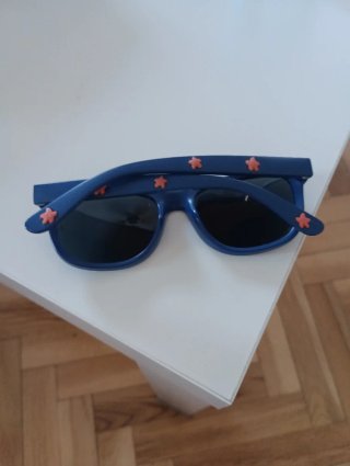 Gafas de sol infantiles azul y naranja.
