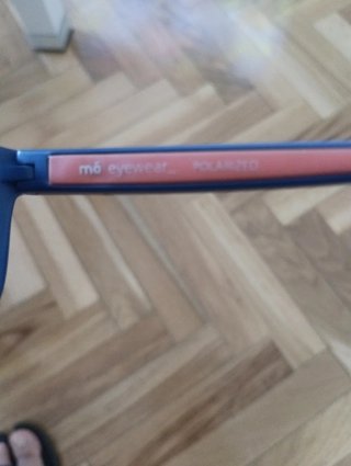 Gafas de sol infantiles azul y naranja.