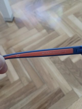 Gafas de sol infantiles azul y naranja.