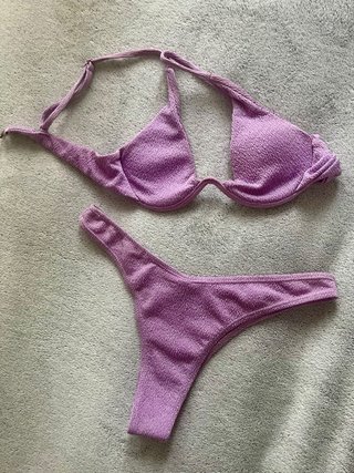 Bikini lila muy favorecedor
