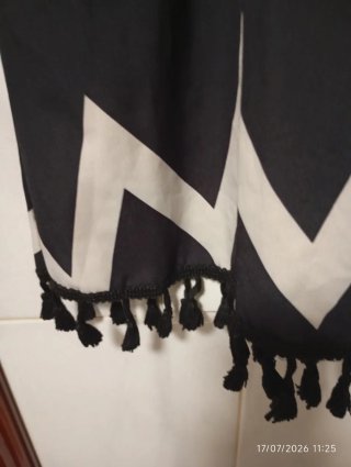 Vestido con borlas y estampado zigzag